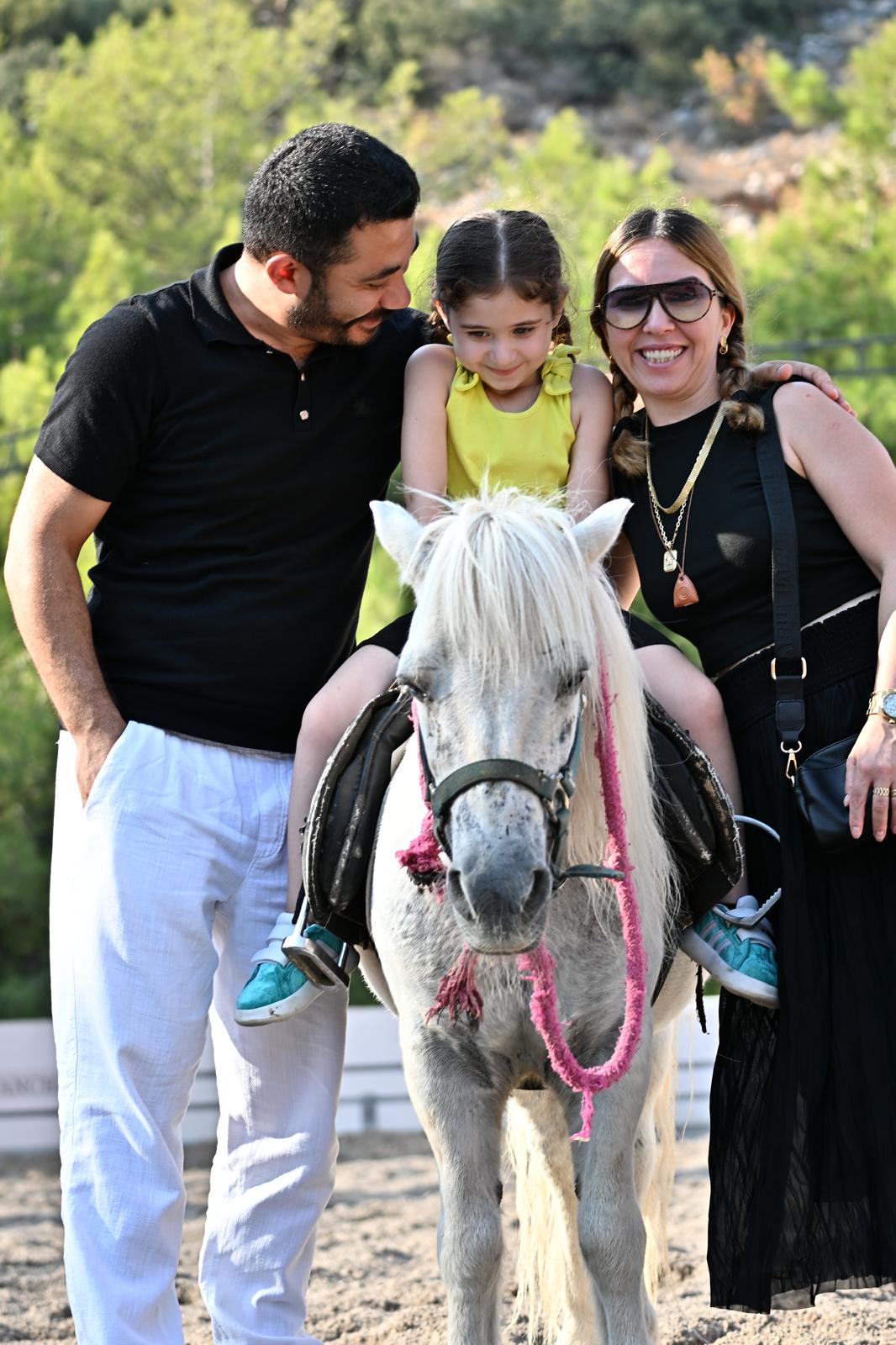 Beyaz midilliyle poz veren bir aile